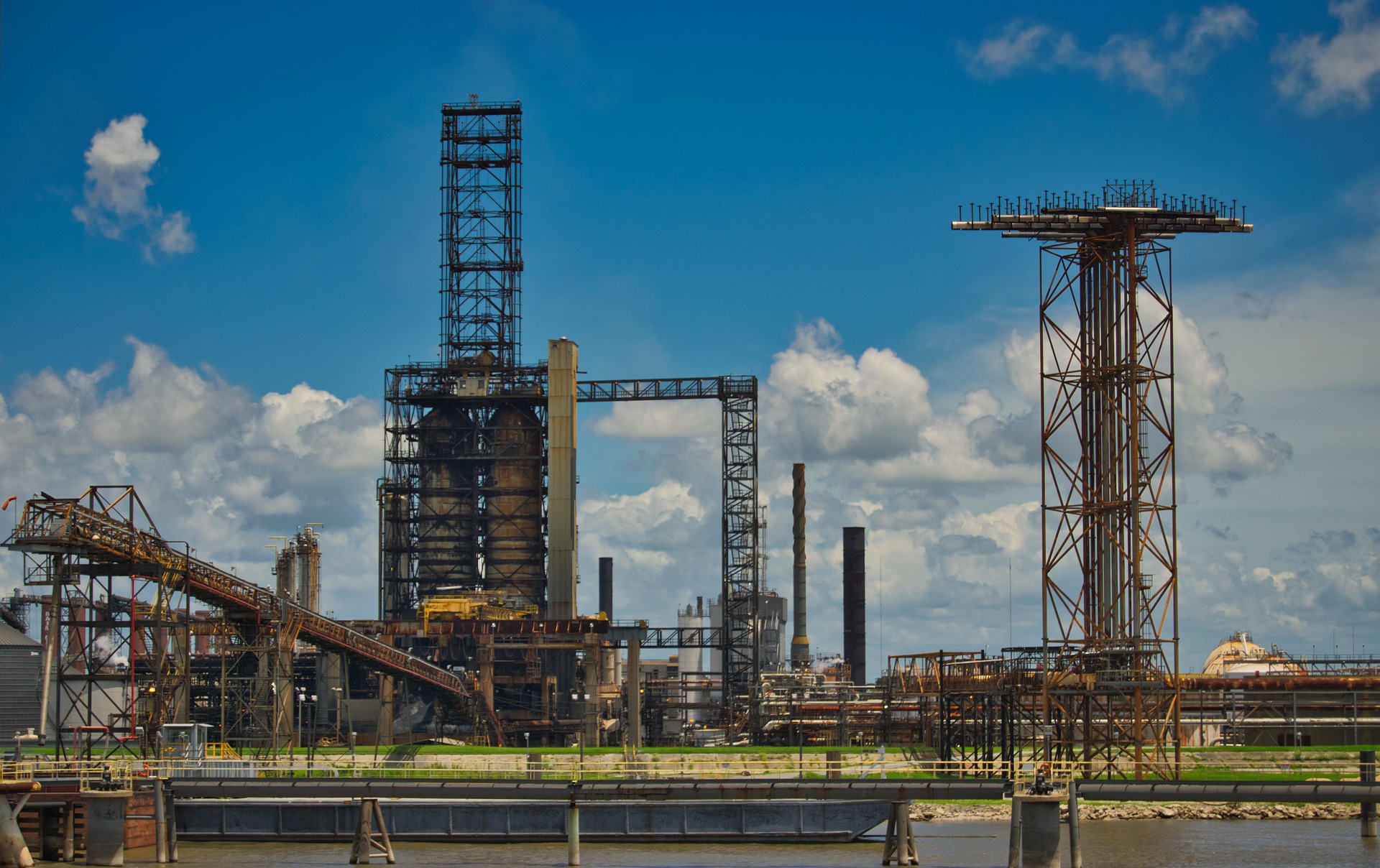 mcronny oil refinery 3713276 1920